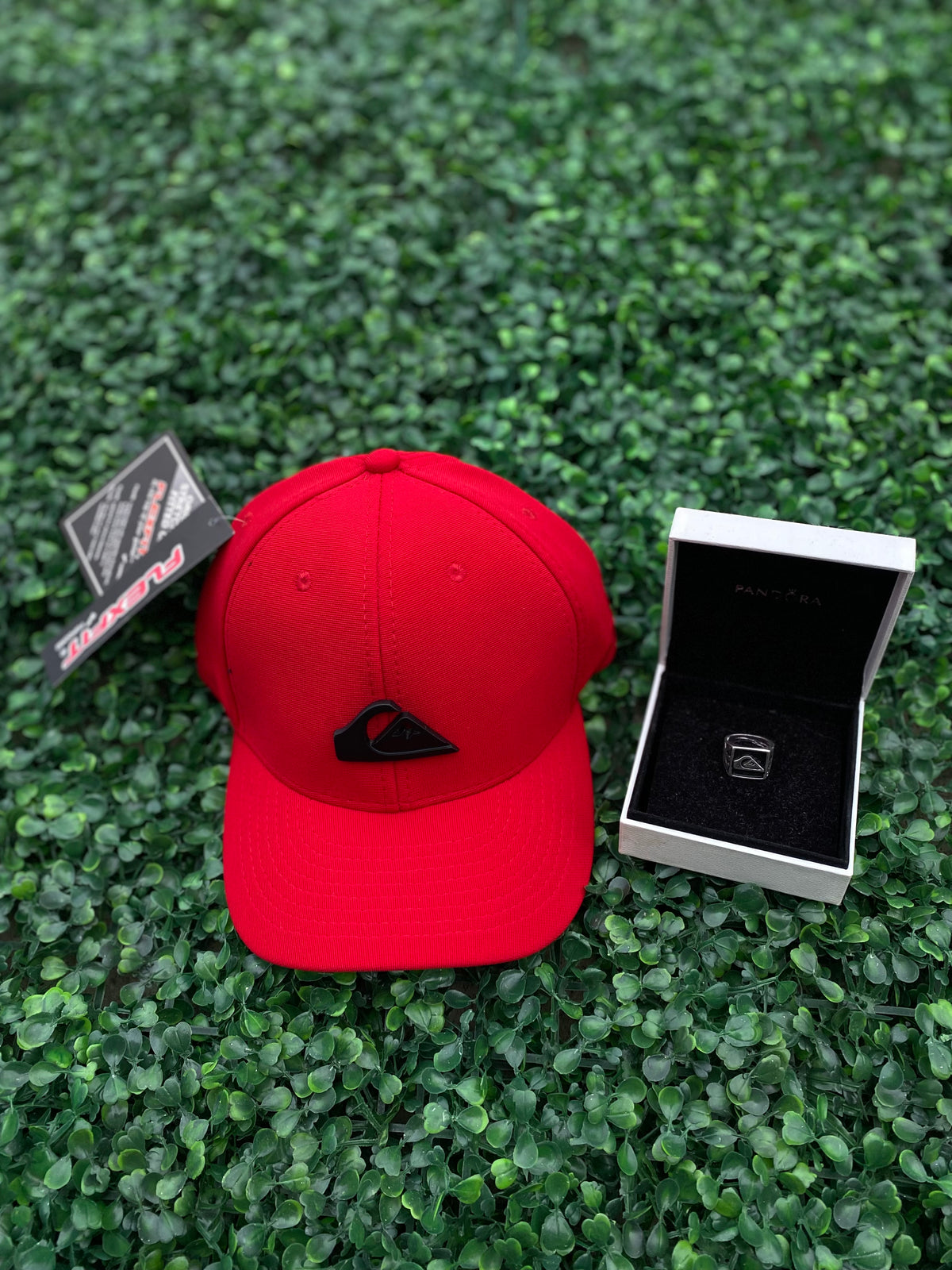 Conjunto Quiksilver / Boné (RED) e Dedeira