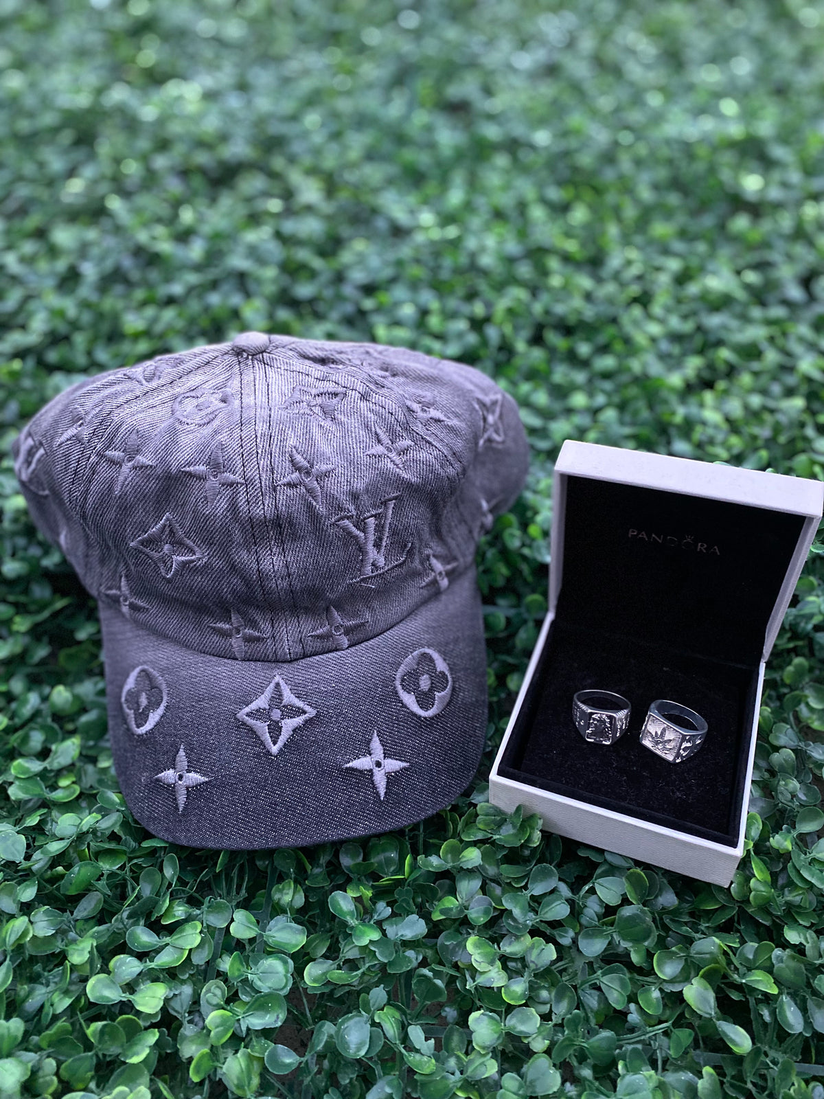 Conjunto LV / Boné e 2 Dedeiras (PODE ESCOLHER OUTRO MODELO MANDAR MENSAGEM)